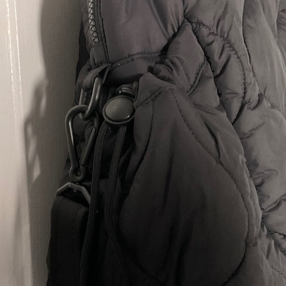 Vera Bradley Women’s Featherweight Travel Bag - Picture 8 of 15